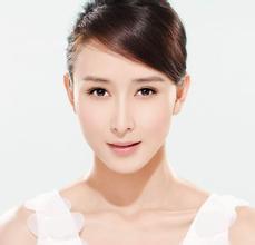 吴倩带女儿出行